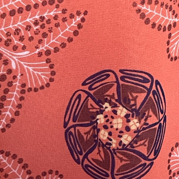 Max Studio Gorgeous salmon colored floral pattern sleeveless blouse; keyhole; M - Picture 7 of 8